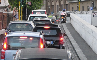Włochy: Prędkość pojazdów w miastach jak w... XVIII w.
