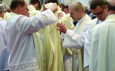 Proboszczowie pomogli nowym kapłanom założyć szaty liturgiczne