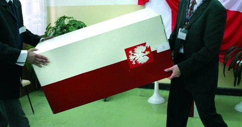 Między urną a amboną