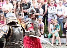 Szablą go, ku uciesze tłumu