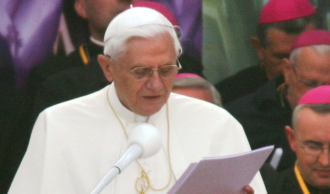 Benedykt XVI modli się ofiary