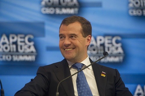 Miedwiediew w "partii oszustów i złodziei"