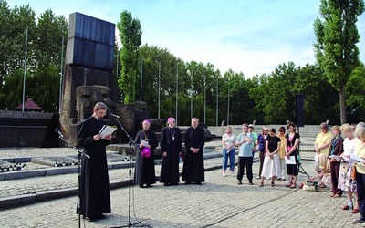  Modlitwa za wstawiennictwem św. Teresy Benedykty od Krzyża  – Edyty Stein pod pomnikiem pomordowanych w KL Auschwitz