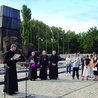  Modlitwa za wstawiennictwem św. Teresy Benedykty od Krzyża  – Edyty Stein pod pomnikiem pomordowanych w KL Auschwitz