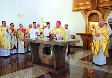  Konsekracji ołtarza i kościoła dokonał bp Tadeusz Rakoczy