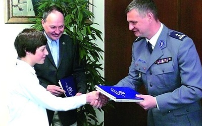  Taki wyczyn jest godny największych pochwał. Bogdan i Kacper Kwiatkowscy otrzymali gratulacje od gdyńskiego komendanta policji mł. insp. Roberta Leksyckiego