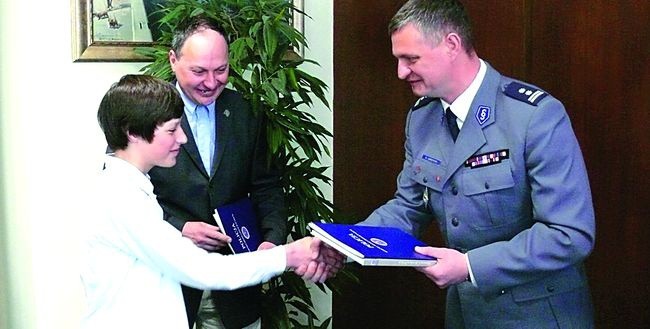  Taki wyczyn jest godny największych pochwał. Bogdan i Kacper Kwiatkowscy otrzymali gratulacje od gdyńskiego komendanta policji mł. insp. Roberta Leksyckiego