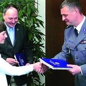  Taki wyczyn jest godny największych pochwał. Bogdan i Kacper Kwiatkowscy otrzymali gratulacje od gdyńskiego komendanta policji mł. insp. Roberta Leksyckiego