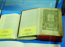  Najstarsza prezentowana na wystawie Biblia to katolicki egzemplarz Wulgaty w języku łacińskim z 1578 roku 