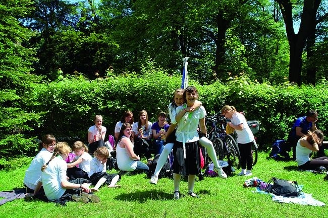  Dzieciom Maryi z parafii św. Jacka w Gliwicach-Sośnicy humor dopisywał cały czas. W sumie jest ich 60, do Rud przyjechało ponad 20 