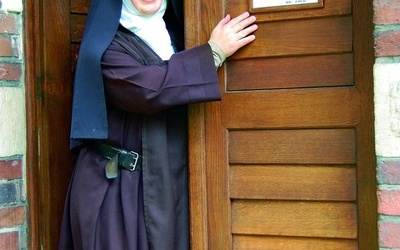 – Każdy, kto zadzwoni na klasztorną furtę, zostanie wysłuchany – zapewnia karmelitanka 