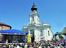  We Mszy św. odprawionej przed wadowicką bazyliką wzięły udział tysiące osób