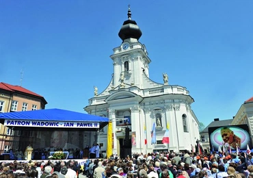  We Mszy św. odprawionej przed wadowicką bazyliką wzięły udział tysiące osób