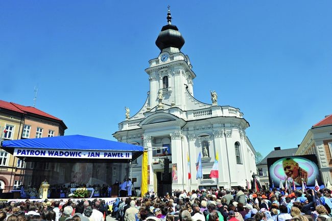  We Mszy św. odprawionej przed wadowicką bazyliką wzięły udział tysiące osób