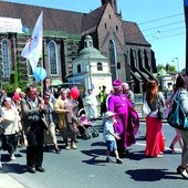  W drodze na Rynek marsz przeszedł obok kaplicy patrona miasta, bł. Czeslawa