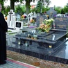  Przed rozpoczęciem uroczystości abp Marian Gołębiewski modlił się przy grobie swoich rodziców 