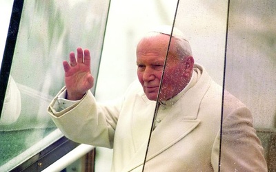  Papieża Jana Pawła II przywitała deszczowa aura. Nie zmąciło to jednak eucharystycznej radości podczas Statio Orbis