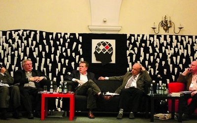  Moderatorem panelu dyskusyjnego „Wiara prześladowana” był dr Andrzej Grajewski z GN (pierwszy  z lewej)