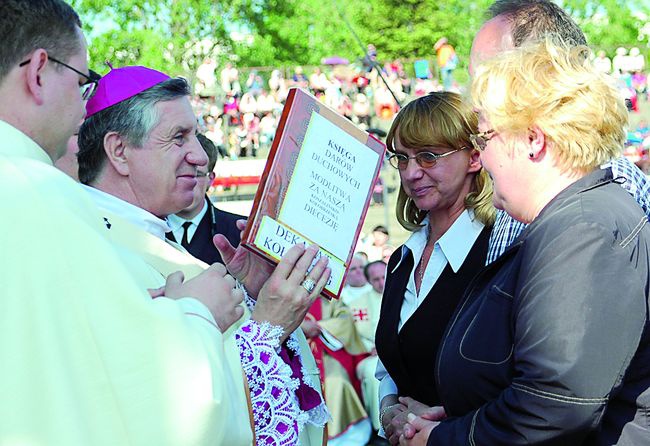 Na ołtarzu zostały złożone księgi z imionami tych, którzy przez ostatnie miesiące codziennie modlili się za diecezję