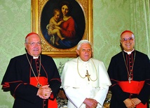 Kardynałowie: Sodano (z lewej) i Bertone (z prawej) z Benedyktem XVI