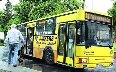  Rzesza pasażerów liczy na to, że widok jedenastki zajeżdżającej pod Bramę Opatowską nie zniknie