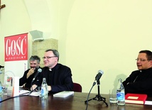  Ożywioną dyskusją kierował ks. Tomasz Jaklewicz z „Gościa” (w środku). Po prawej bp Grzegorz Ryś,  po lewej ks. Robert Skrzypczak, autor książki