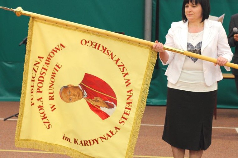 Uroczystość nadania imienia Szkole Podstawowej w Runowie