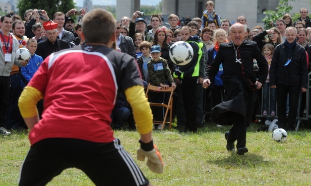 Kardynał podbiega do piłki i...