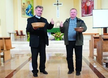Proboszcz i przewodni-czący rady parafialnej wspólnie zbierają datki na potrzeby świątyni 