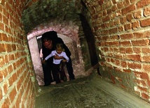 Wycieczka podziemnymi korytarzami uczyła pokory – miejscami trzeba było nisko się pochylić 