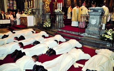  Postawa prostracji, czyli leżenia krzyżem jest wyrazem uniżenia się wobec Boga oraz głębokiej modlitwy