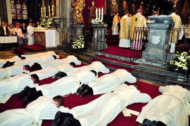  Postawa prostracji, czyli leżenia krzyżem jest wyrazem uniżenia się wobec Boga oraz głębokiej modlitwy