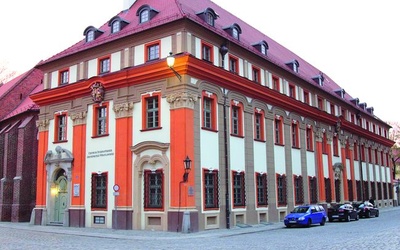  Izba będzie mieściła się w budynku Centrum Duszpasterskiego  przy ul. Katedralnej 4