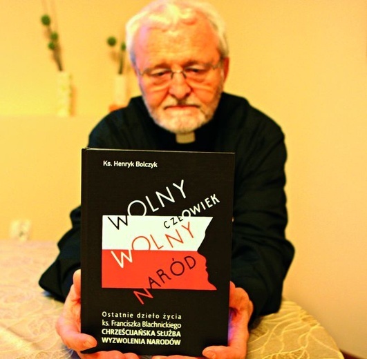  Ks. Henryk Bolczyk ze swoją książką o ks. Franciszku Blachnickim