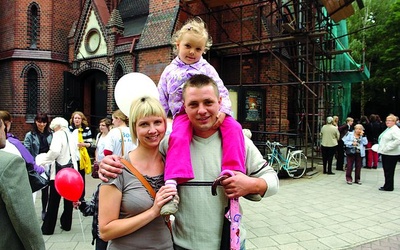  Michał i Izabela Skonieczni z córką Karoliną: – Za obronę rodziny czujemy się odpowiedzialni i chcemy nasze przekonania pokazać innym 