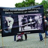  Reakcje miejscowych polityków oraz wielu przechodniów tylko potwierdzają potrzebę tego typu drastycznych manifestacji.