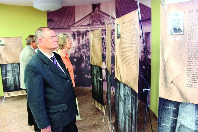  Wystawa na temat martyrologii polskiego duchowieństwa na Wołyniu prezentowana jest w auli domu biskupa łowickiego