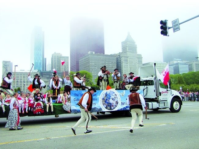 Patriotyczna parada na ulicach Chicago z udziałem zespołu Trebunie-Tutki