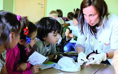 Wieprzowe żeberka pozwalają dzieciom zrozumieć strukturę kości