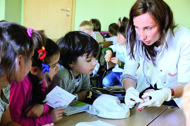 Wieprzowe żeberka pozwalają dzieciom zrozumieć strukturę kości