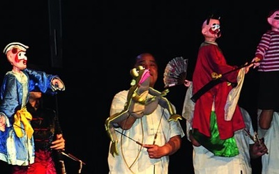  Shanghai Puppet Theatre pokazał różnorodne formy: tradycyjne lalki i mistrzowsko animowany jedwab