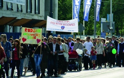  Tłum świętujących życie – od niemowlaków po babcie i dziadków