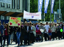  Tłum świętujących życie – od niemowlaków po babcie i dziadków