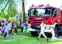 Gdy tylko na plac przy kościele św. Teresy podjechał wóz strażacki, dzieci zbiegły się ze wszystkich stron 