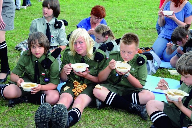 Młodzi kosztowali smakołyków, które przygotowały Koła Gospodyń Wiejskich z Kamiennej Woli i Kłonnej oraz Stowarzyszenie Wiejskie z Wysokina i Cetnia