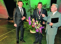  Medal „Sigillum Civis Virtuti” Rajmundowi Aschenbrennerowi wręczyli Norbert Mastalerz, prezydent miasta i Dariusz Kołek, przewodniczący rady