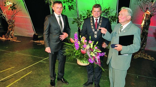  Medal „Sigillum Civis Virtuti” Rajmundowi Aschenbrennerowi wręczyli Norbert Mastalerz, prezydent miasta i Dariusz Kołek, przewodniczący rady