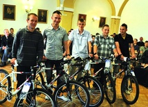  W tym roku, jak i pięć poprzednich razy, drużynowo zwyciężyła reprezentacja diecezji rzeszowskiej. Dodatkowo Dominik Szura (w środku) również indywidualnie zajął pierwsze miejsce