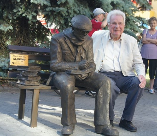  Wilfried Reinicke darzy Krosno ogromną sympatią i jest tu częstym gościem. Jako pierwszy po odsłonięciu ławeczki  25 maja przysiadł się do „Klabunda”