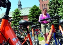  Pomarańczowe rowery oklejone są logo sanktuarium. Można je wypożyczyć przy kościele